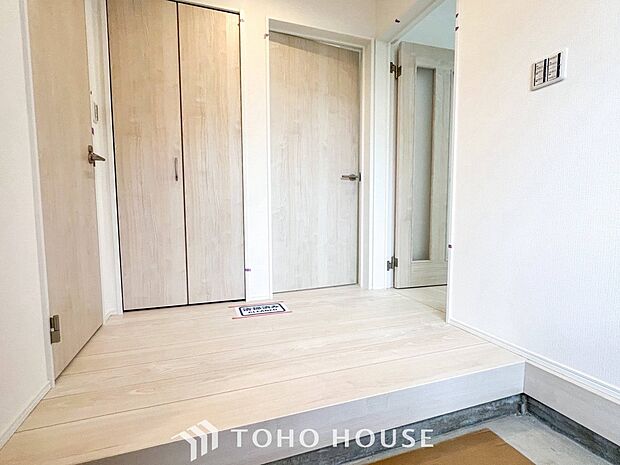 上質感漂う廊下。居住者の帰り、訪れる方を優しく迎える・安らぎに満ちた生活空間を予感させる。