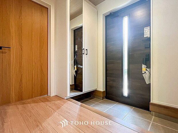 落ち着いた色を基調としていて、明るく優しい玄関となっています。