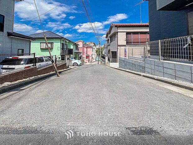 落ち着きのある閑静な住宅街に佇む邸宅。きっとここからご家族のかけがえのない想い出が作られることでしょう。