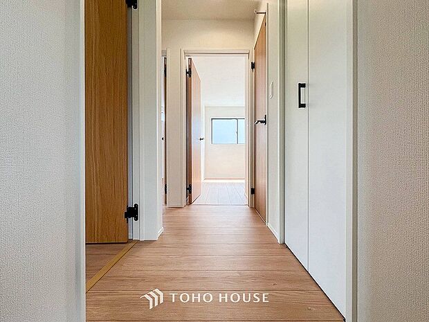 上質感漂う廊下。居住者の帰り、訪れる方を優しく迎える・安らぎに満ちた生活空間を予感させる。