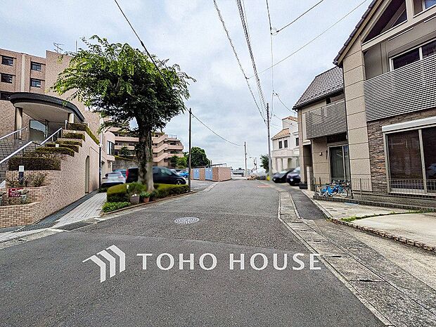 前面道路含む現地写真『快適』は「家」と「街」と「環境」が調和した時に訪れるだと改めて感じさせてくれます。