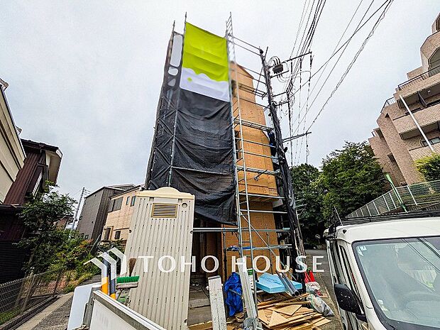 閑静な住宅街の陽当りに恵まれた土地。たくさんの想いが美しいカタチに彩られます。