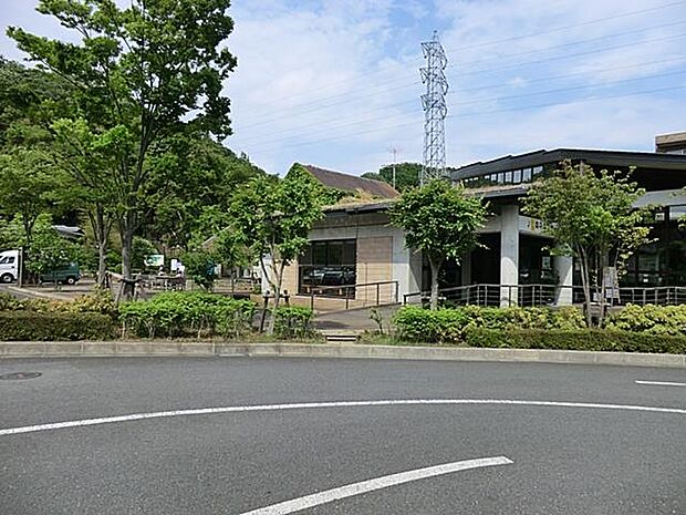 川崎市のほぼ中央に位置し、豊かな自然をより身近に感じられる公園です