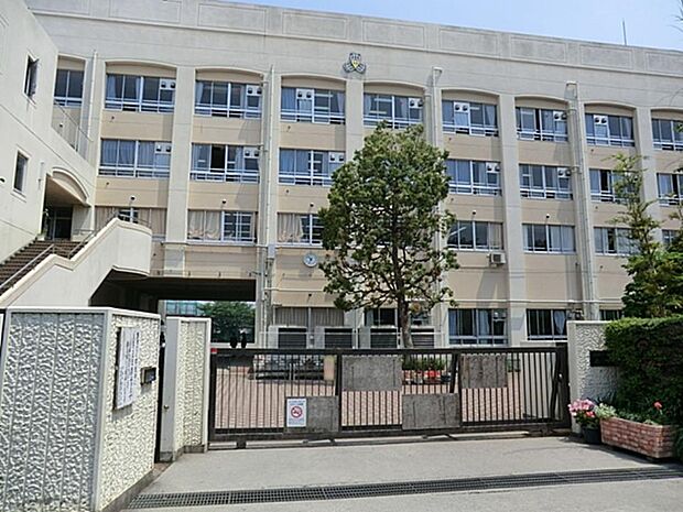 川崎市立西高津中学校