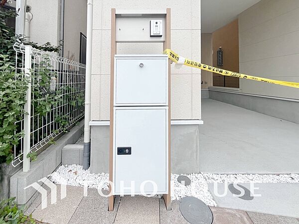宅配ボックスを完備。再配達を頼む手間を省ける嬉しい設備です。