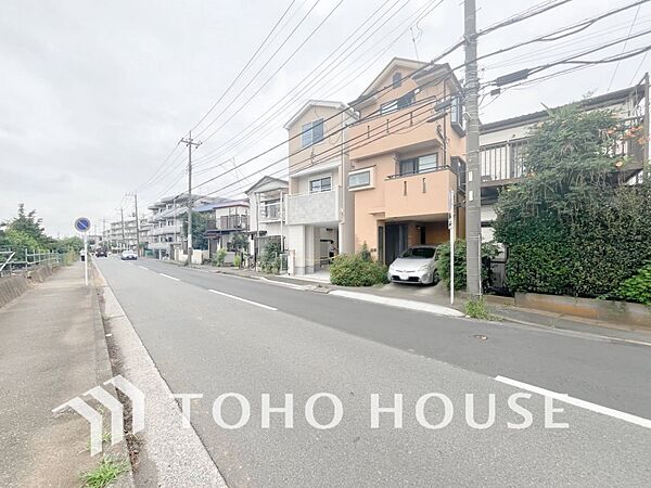 前面道路含む現地写真『快適』は「家」と「街」と「環境」が調和した時に訪れるだと改めて感じさせてくれます。