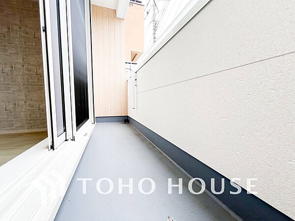 暮らしの中で光と風を演出してくれるバルコニー。