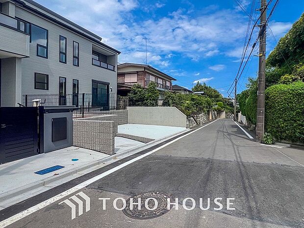 前面道路含む現地写真『快適』は「家」と「街」と「環境」が調和した時に訪れるだと改めて感じさせてくれます。