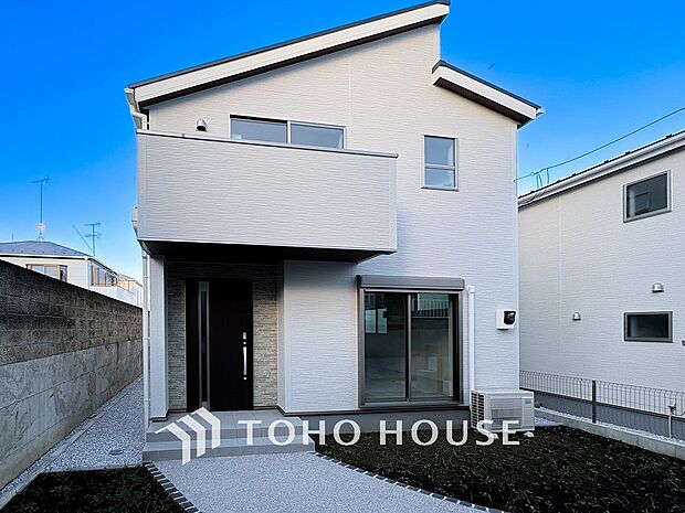 住む人や訪れる人やさしくエスコートする玄関アプローチ。