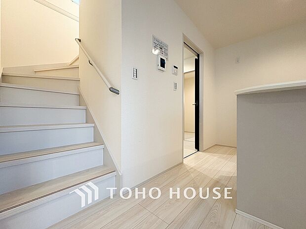 パブリックゾーンとプライベートゾーン繋ぐ階段。豊かな陽光が注ぎ込み、爽やかな住空間を演出。