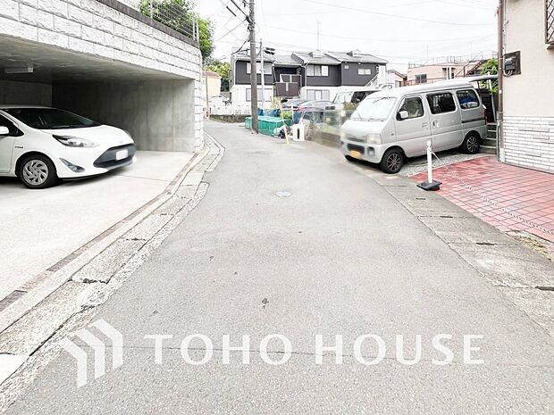 前面道路含む現地写真『快適』は「家」と「街」と「環境」が調和した時に訪れるだと改めて感じさせてくれます。