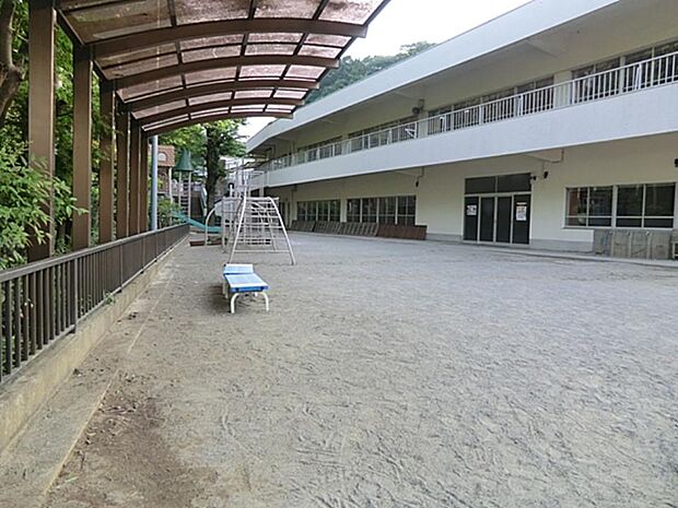 学問所として多くの学者を育ててきた泉谷寺の伝統を受け幼児の心と体、意欲を育むことを第一に考えた保育。