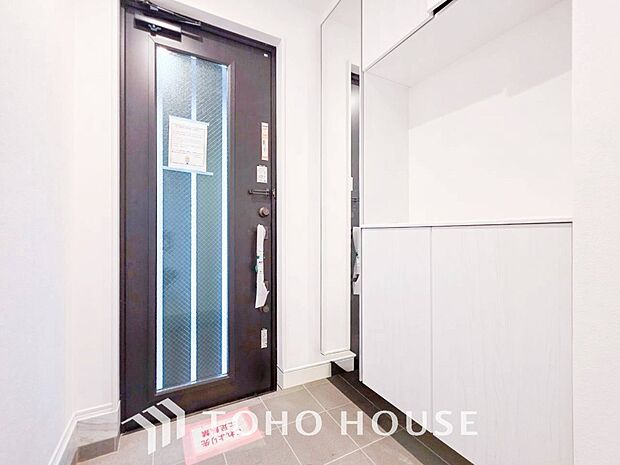 居住者の帰り、訪れる方を優しく迎えてくれる開放感のある玄関。