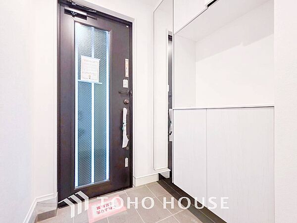 居住者の帰り、訪れる方を優しく迎えてくれる開放感のある玄関。