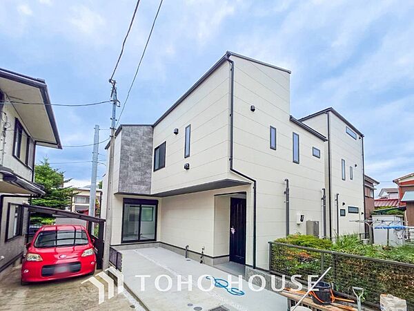 住む人を映し出す洗練された佇まいは、いつまでも輝き続けながらいつしか街の風景に溶け込んでいきます。