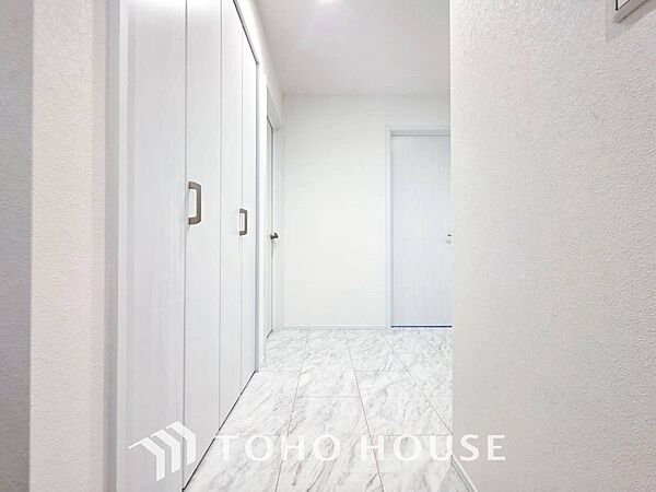 上質感漂う廊下。居住者の帰り、訪れる方を優しく迎える・安らぎに満ちた生活空間を予感させる。