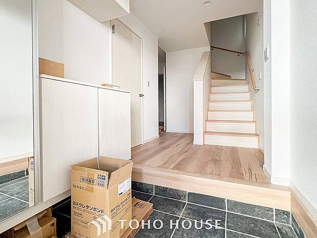 上質感漂う廊下。居住者の帰り、訪れる方を優しく迎える・安らぎに満ちた生活空間を予感させる。