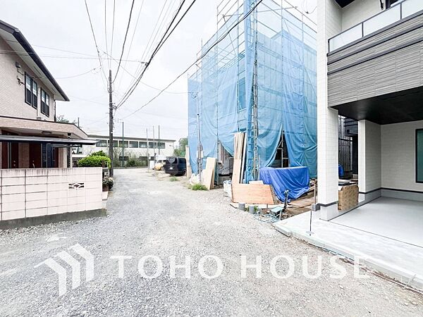 前面道路含む現地写真『快適』は「家」と「街」と「環境」が調和した時に訪れるだと改めて感じさせてくれます。