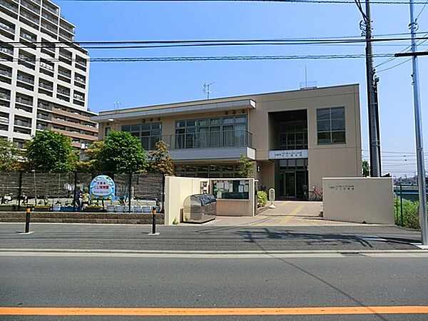 定員60名のアットホームな雰囲気の保育園です。園庭では子ども達が集い、日常的に異年齢同士関わり合う姿が見られます。
