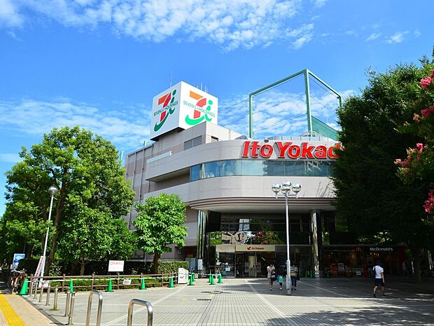食料品から日用品まで品揃え豊富に揃います。毎月8の付く日はハッピーデーでお得にお買い物できます。