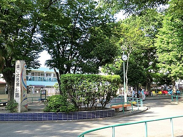 園内には、道路に見立てた道や信号機・横断歩道・踏み切り・列車の形をした遊具やトンネルがあり、お子様が楽しく交通ルールを学べます。