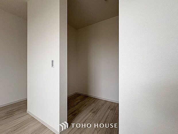 衣類だけでなく大きな荷物も収納でき、お部屋がすっきりします。
