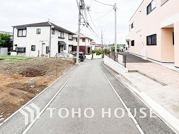 前面道路含む現地写真『快適』は「家」と「街」と「環境」が調和した時に訪れるだと改めて感じさせてくれます。