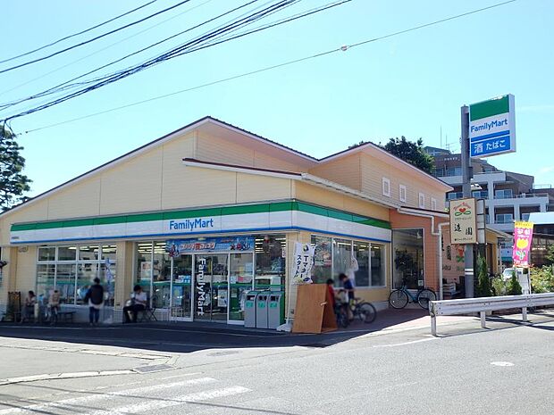 食料品や生活雑貨などが揃う安心便利なコンビニエンスストア。