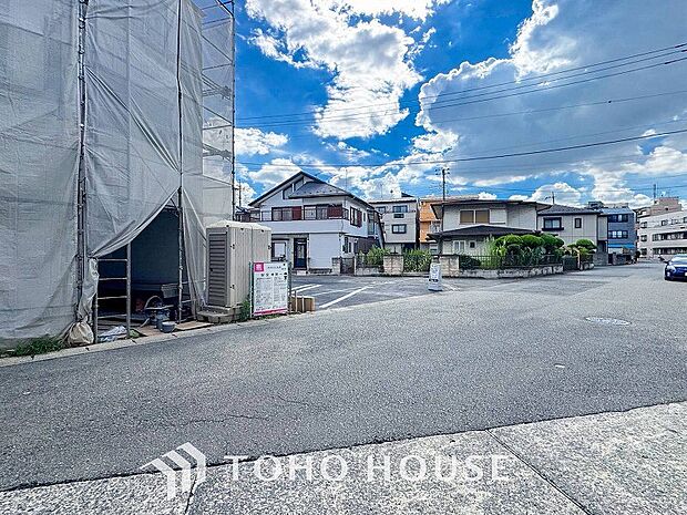 前面道路含む現地写真『快適』は「家」と「街」と「環境」が調和した時に訪れるだと改めて感じさせてくれます。