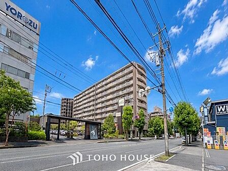 前面道路含む現地写真『快適』は「家」と「街」と「環境」が調和した時に訪れるだと改めて感じさせてくれます。