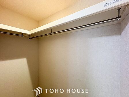 衣類だけでなく大きな荷物も収納でき、お部屋がすっきりします。