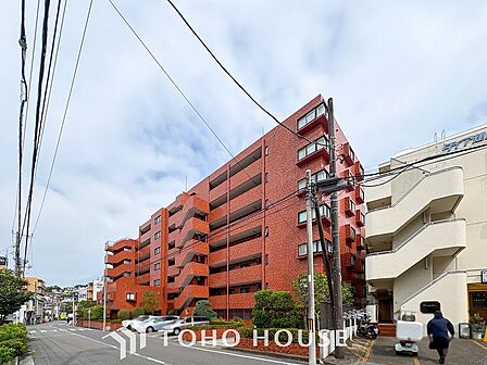 前面道路含む現地写真『快適』は「家」と「街」と「環境」が調和した時に訪れるだと改めて感じさせてくれます。