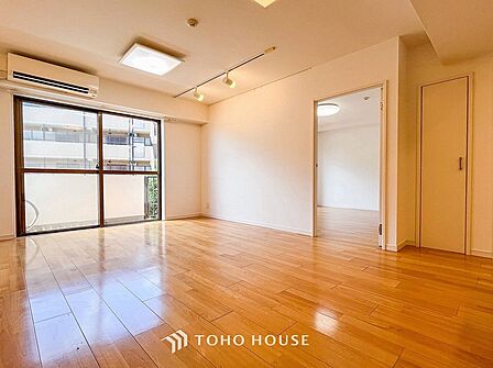 忙しい朝でも、しっかり家族が揃って食事をして頂けるゆとりある大きさのダイニングスペース。