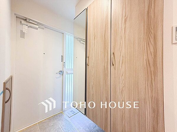 居住者の帰り、訪れる方を優しく迎えてくれる開放感のある玄関。