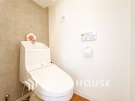 トイレはシンプルにホワイトで統一した温水洗浄付です。