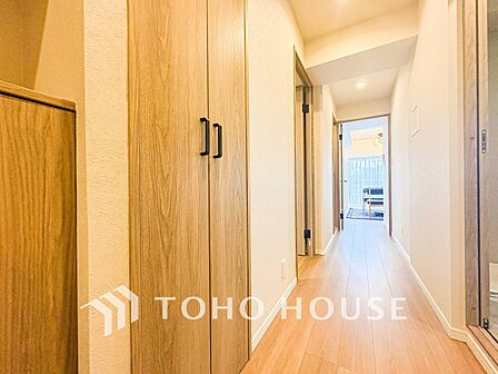上質感漂う廊下。居住者の帰り、訪れる方を優しく迎え安らぎに満ちた生活空間を予感させます。