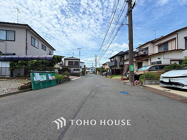 前面道路含む現地写真『快適』は「家」と「街」と「環境」が調和した時に訪れるだと改めて感じさせてくれます。