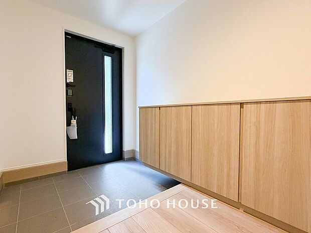 居住者の帰り、訪れる方を優しく迎えてくれる開放感のある玄関。