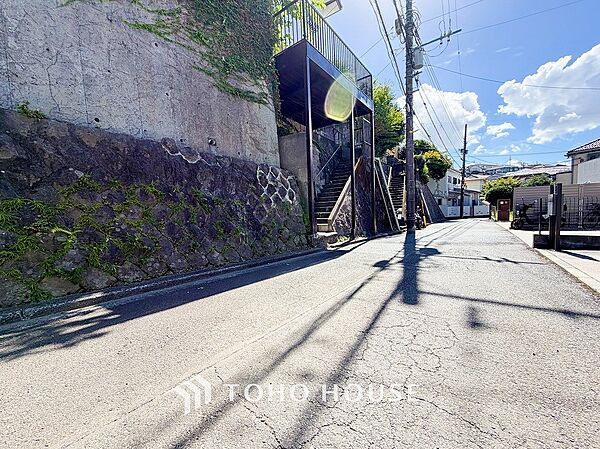 前面道路含む現地写真『快適』は「家」と「街」と「環境」が調和した時に訪れるだと改めて感じさせてくれます。
