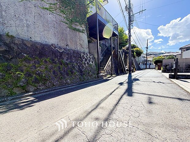 前面道路含む現地写真『快適』は「家」と「街」と「環境」が調和した時に訪れるだと改めて感じさせてくれます。