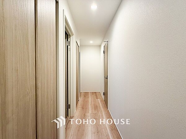 上質感漂う廊下。居住者の帰り、訪れる方を優しく迎える・安らぎに満ちた生活空間を予感させる。