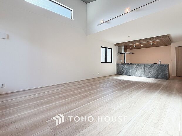 爽やかな色合いのフローリングと清潔感の溢れるクロスが明るい空間を創り出しているリビングダイニング。