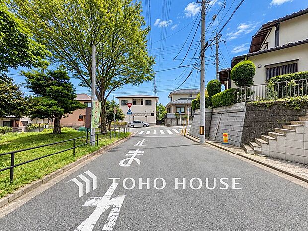 前面道路含む現地写真『快適』は「家」と「街」と「環境」が調和した時に訪れるだと改めて感じさせてくれます。