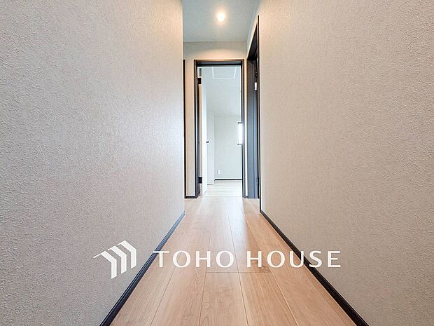 上質感漂う廊下。居住者の帰り、訪れる方を優しく迎える・安らぎに満ちた生活空間を予感させる。