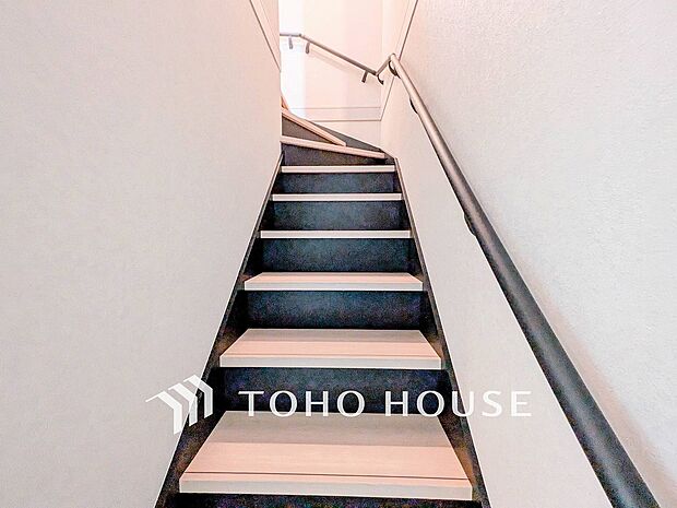パブリックゾーンとプライベートゾーン繋ぐ階段。豊かな陽光が注ぎ込み、爽やかな住空間を演出。