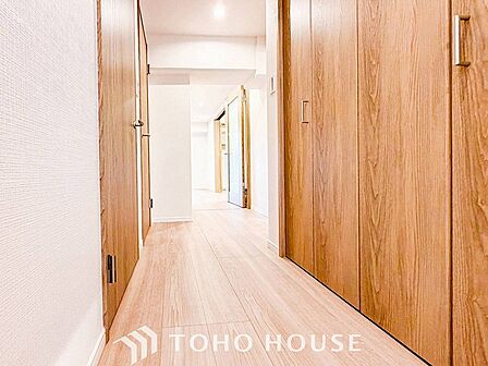 上質感漂う廊下。居住者の帰り、訪れる方を優しく迎える・安らぎに満ちた生活空間を予感させる。