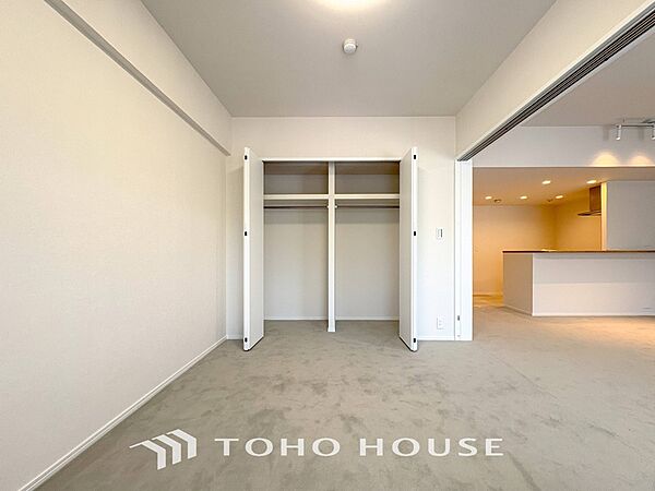 収納も設置された、生活しやすい居住スペースです。