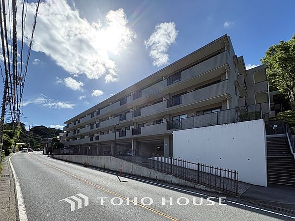 前面道路含む現地写真『快適』は「家」と「街」と「環境」が調和した時に訪れるだと改めて感じさせてくれます。