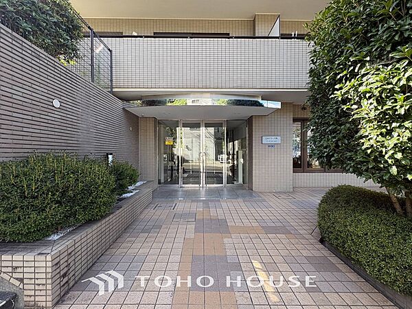 プライベート感が高まる、居住者を優しく迎え入れてくれるエントランス。
