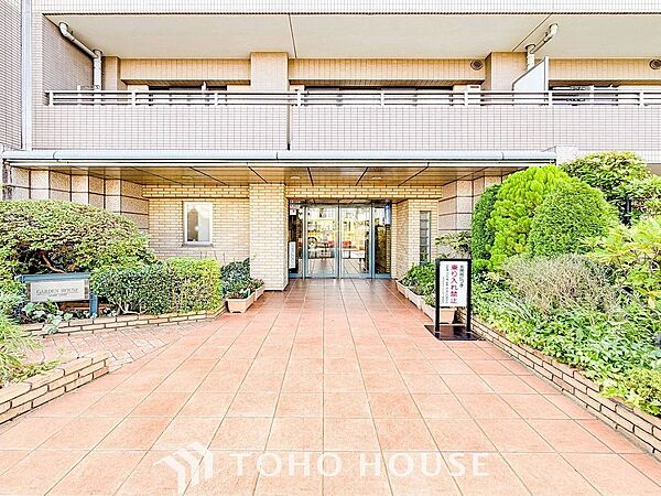 住まう誇らしさと安心感を演出する落ち着いた雰囲気のエントランス。